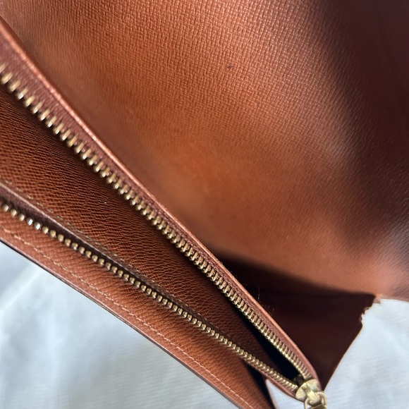 LV Sarah Monogram Wallet in EUC
* Free Shipping * - Picture 6 of 16